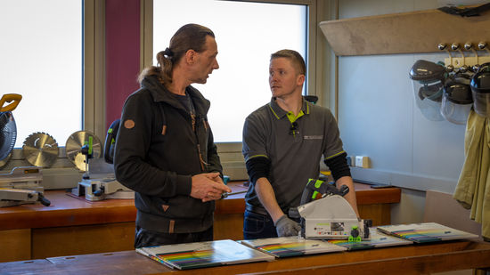 Andy (links) und Nathanaël zeigen die Sägeblätter an den unterschiedlichen Maschinentypen.