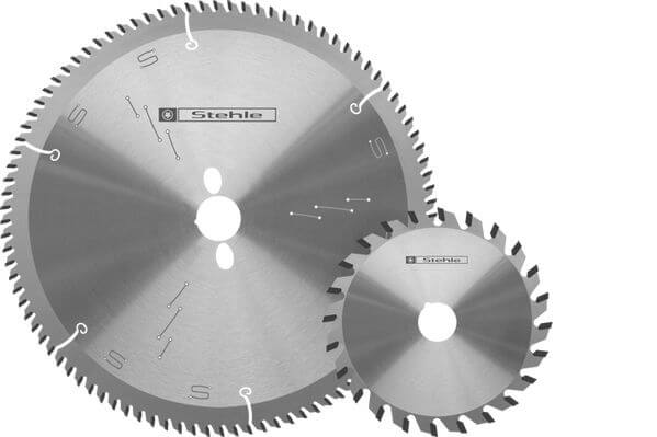 Das Set erhalten Sie in zwei Größen: <br /><br /><b>Kreissägen-Set ø 300:</b> Hauptsäge 300x3,2/2,2x30 Z=72 TR-F und Ritz-Kreissägeblatt 125x3,35/2,4x22 Z=24 WS sowie Reduzierring 22/20x2 -<br /><b>Set Nr. 50804303</b><br /><br /><b>Kreissägen-Set ø 350:</b> Hauptsäge 350x3,5/2,4x30 Z=72 TR-F, Ritz-Kreissägeblatt 180x3,6/2,4x22 Z=36 F<br /> <b>Set Nr. 58804304</b>